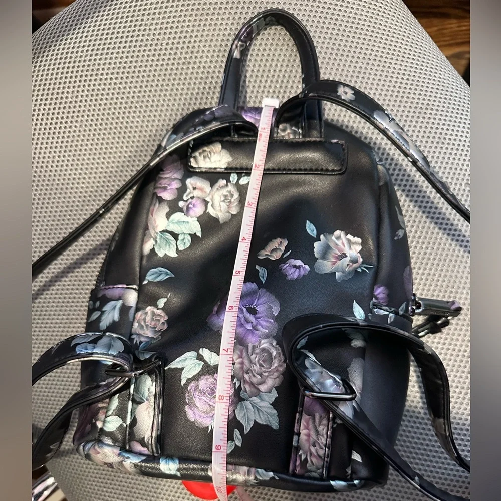 Mini backpack with flowers, double pocket.
